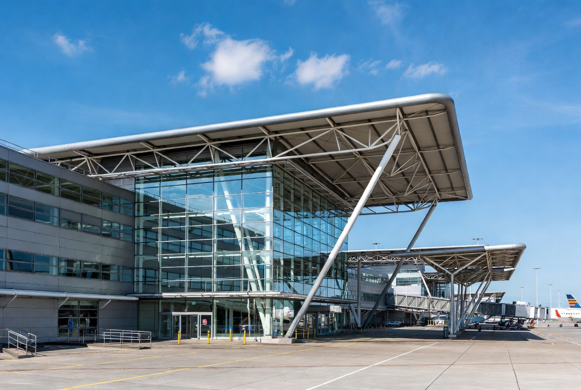 Luton Airport (LTN) taxi transfer from Hertfordshire